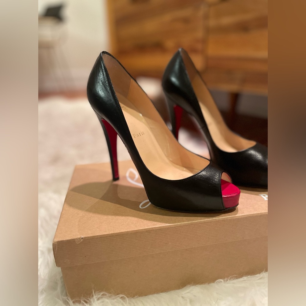 Christian Louboutin simple peep toe pump. Black kid leather. Size 37.5.